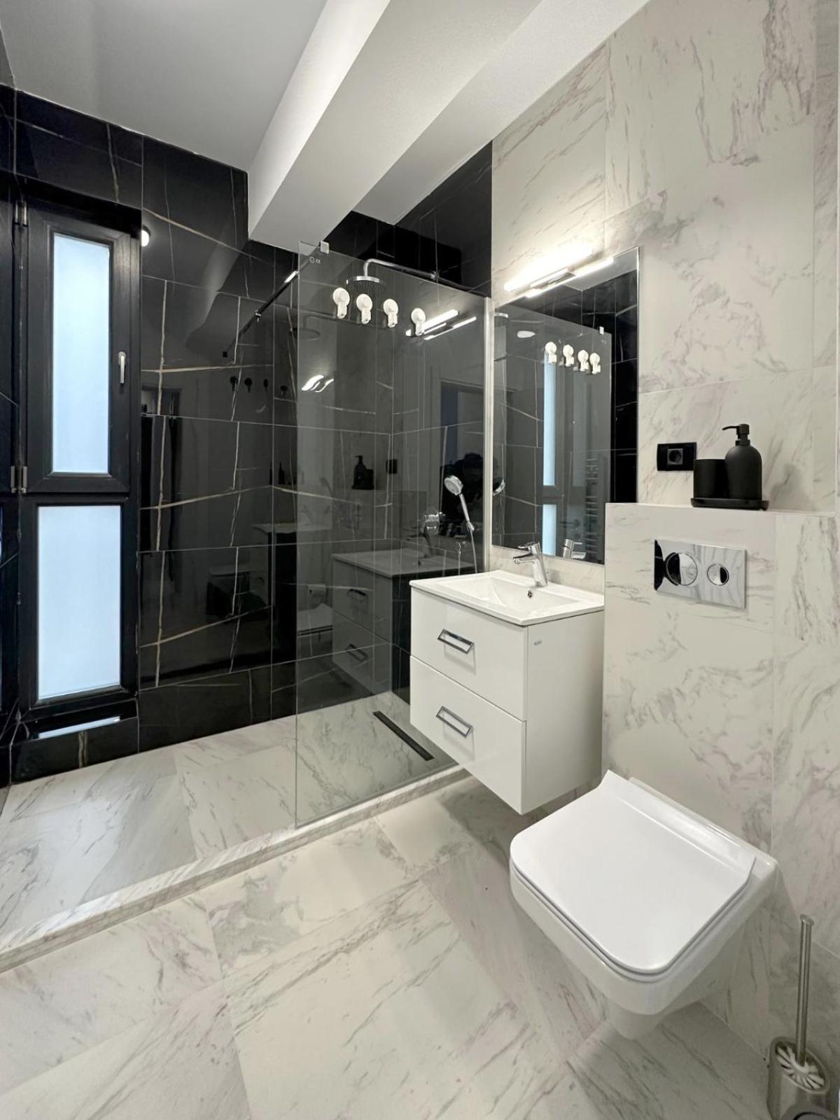 Koya Tower By The Lake Apartments Mamaia Ngoại thất bức ảnh