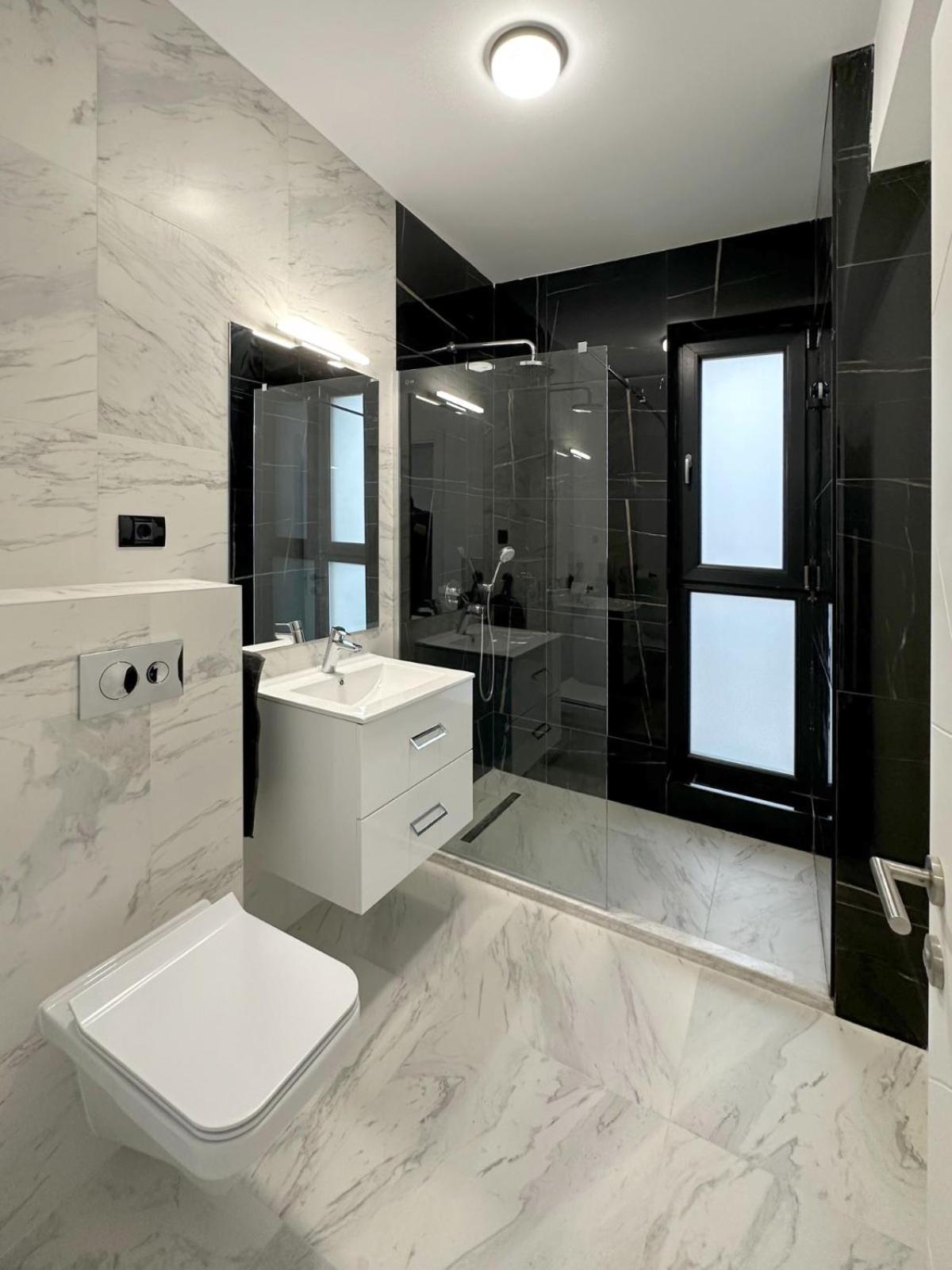 Koya Tower By The Lake Apartments Mamaia Ngoại thất bức ảnh