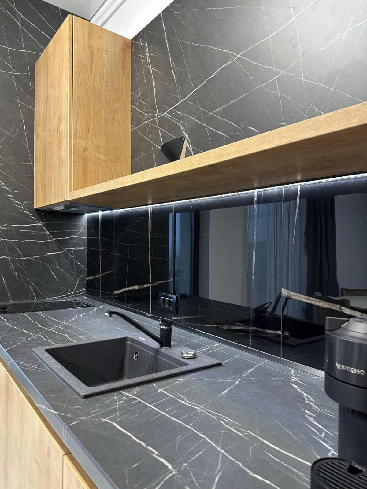 Koya Tower By The Lake Apartments Mamaia Ngoại thất bức ảnh